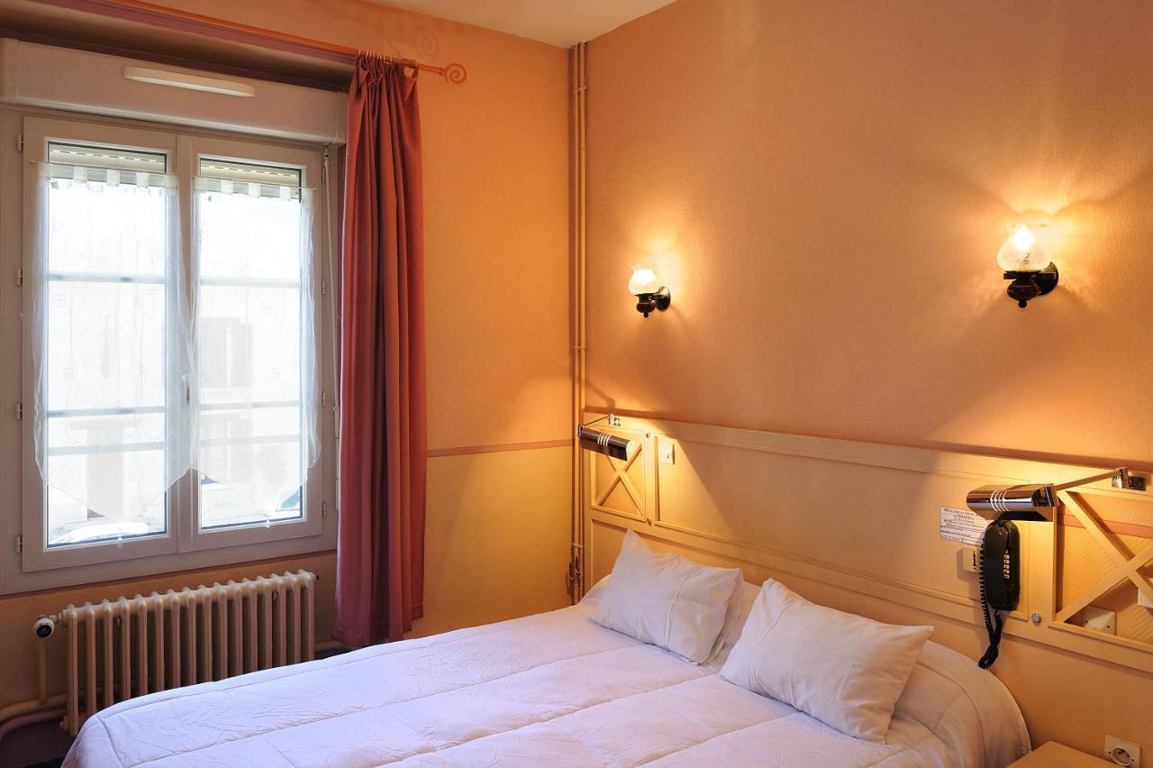 Logis Hostellerie Du Cheval Blanc Sainte-Maure-de-Touraine Exteriör bild